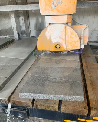 ماشین برش پل 4+1 محور با میز کار 3200x2000mm و قدرت موتور 15kw/18.5kw برای برش دقیق سنگ