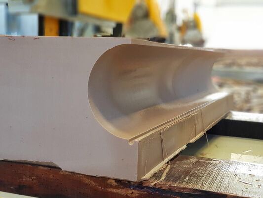 دستگاه اره سیم الماسه 4 محوره CNC با میز سروو چرخشی 360 درجه، لغزنده 16 سطحی و بالابر چرخ رولینگ 28