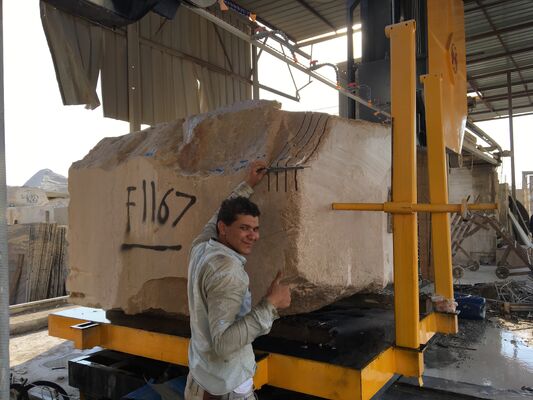 دستگاه اره سیمی الماسه با کنترل PLC و درایو پیچ همزمان برای برش بلوک مرمر و گرانیت به ابعاد ۳۰۰۰×۳۰۰۰×۱۵۰۰ میلی متر